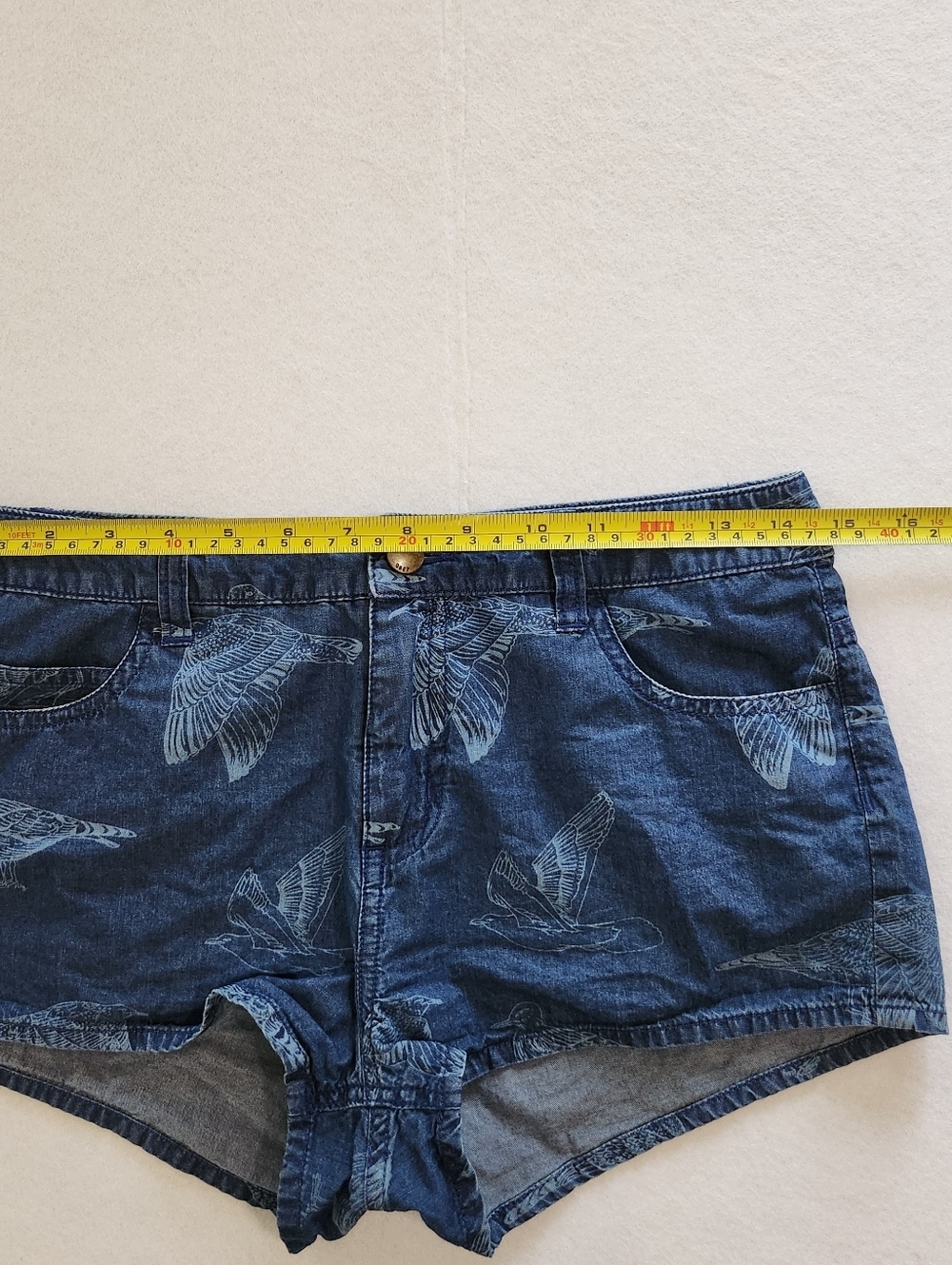 Obey Indigo Denim Bird-Print Women's Shorts Size 26 - Picture 6 of 9